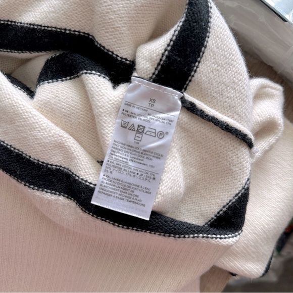 BANANA REPUBLIC Turtleneck Sweater NWT in Transition Cream Sz. XS - Picture 10 of 11